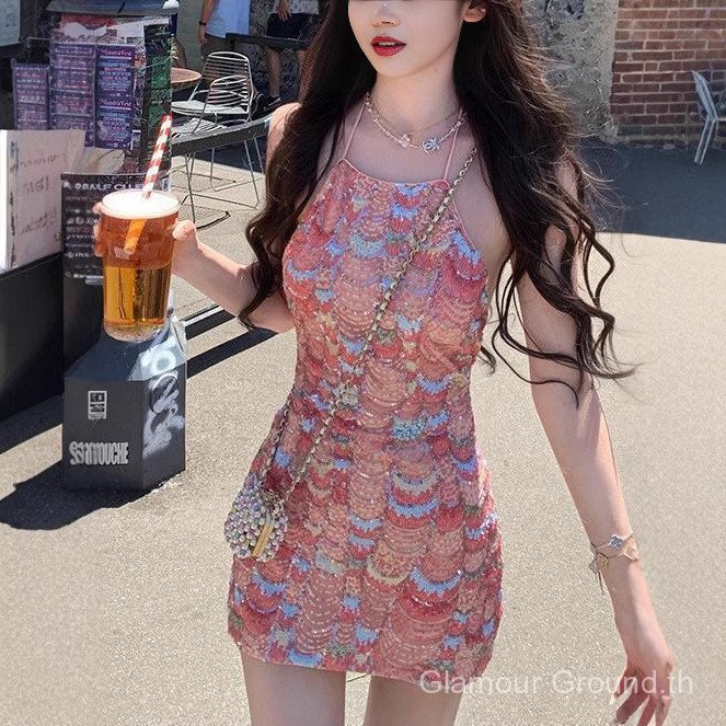 กระโปรงสั้นลายเลื่อมสำหรับสาวๆ ดีไซน์เรียบหรูเน้นสัดส่วน มีสายรัดหลังและกระเป๋าสะโพก เหมาะสำหรับฤดูร้อน