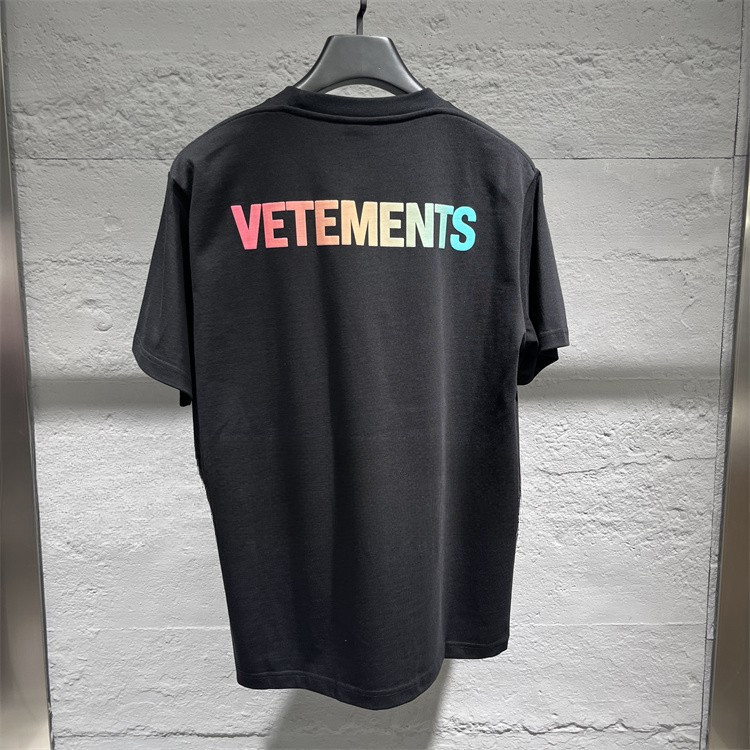 Vetements VETEMENTS ขายร้อนผู้ชายผู้หญิงสีพิมพ์เสื้อยืดแขนสั้น 806-A