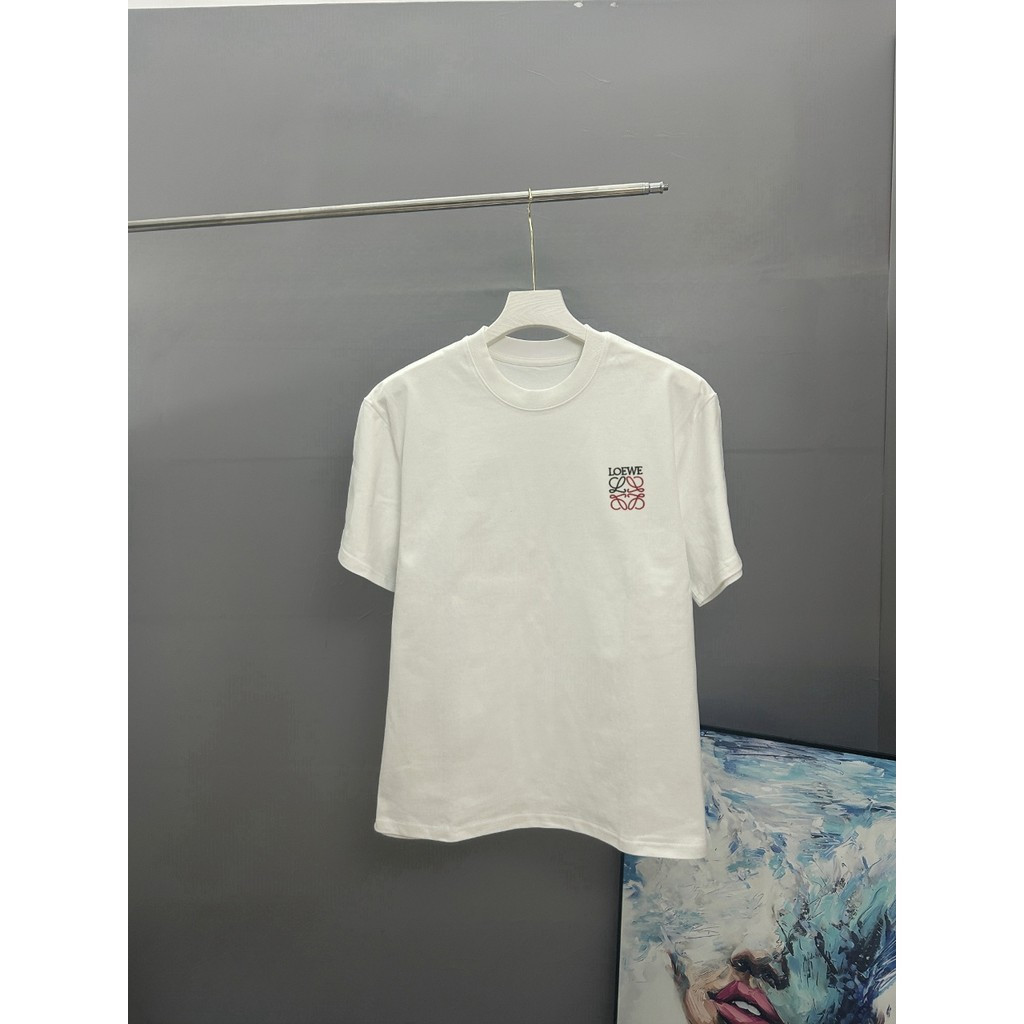 เสื้อยืดแขนสั้น Loewe Early Spring ออกแบบโดย Loewe ในสไตล์สบายและอินเทรนด์ มีโลโก้การพิมพ์ที่สวยงาม