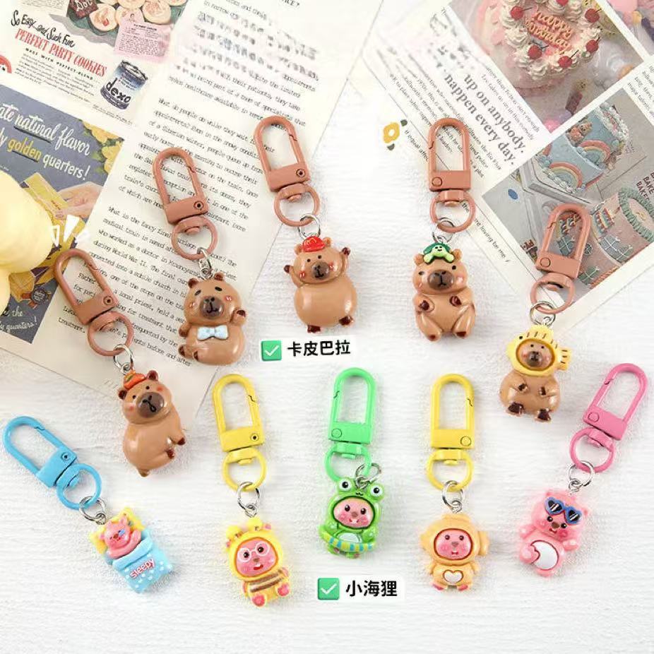 น่ารักการ์ตูน Cross-Dressing Little Beaver Mini Kapibara พวงกุญแจกระเป๋านักเรียนเครื่องประดับคู่ Key Chain Diy อุปกรณ์เสริมมัลติฟังก์ชั่น