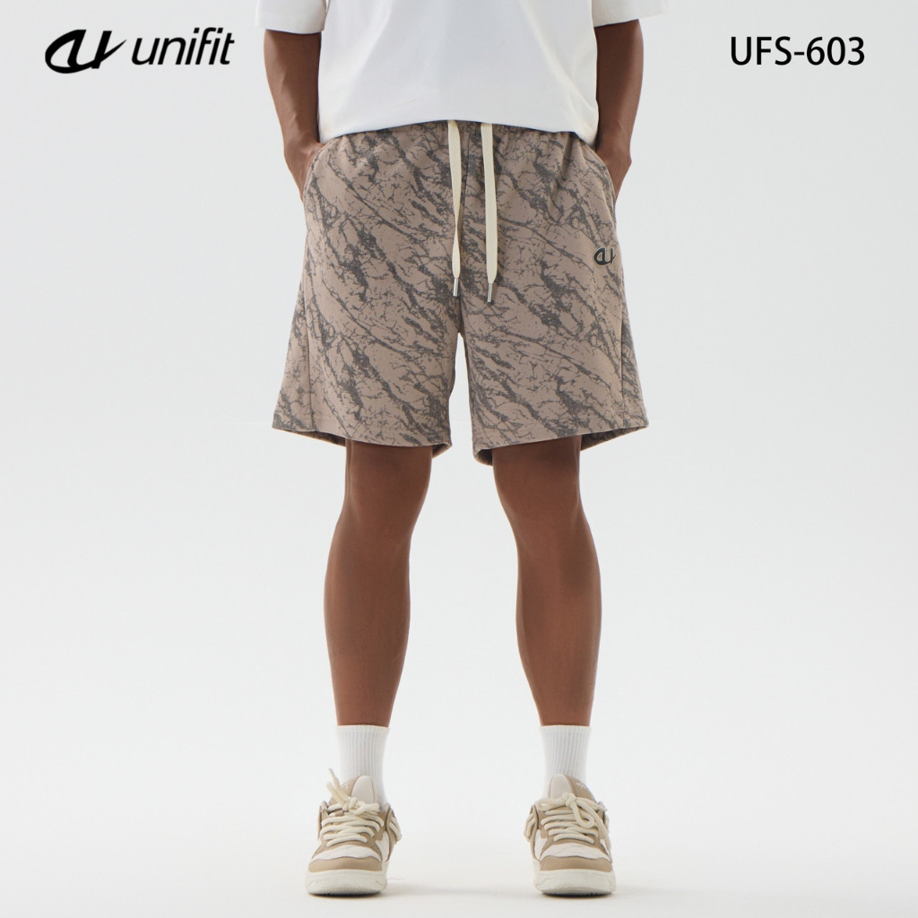 UNIFIT กางเกงขาสั้นเหนือเข่าสําหรับผู้ชายพร้อมเชือกรูดและกระเป๋าลําลองแฟชั่นบุรุษ UFS-603