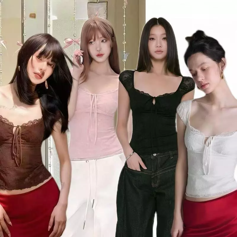 คอลเล็กชั่นฤดูร้อนใหม่ล่าสุด นำเสนอเสื้อสายเดี่ยวคอเหลี่ยมสีดำ ทำจากผ้าลูกไม้คุณภาพเยี่ยม ตกแต่งด้วยดีเทลฉลุและลูกไม้