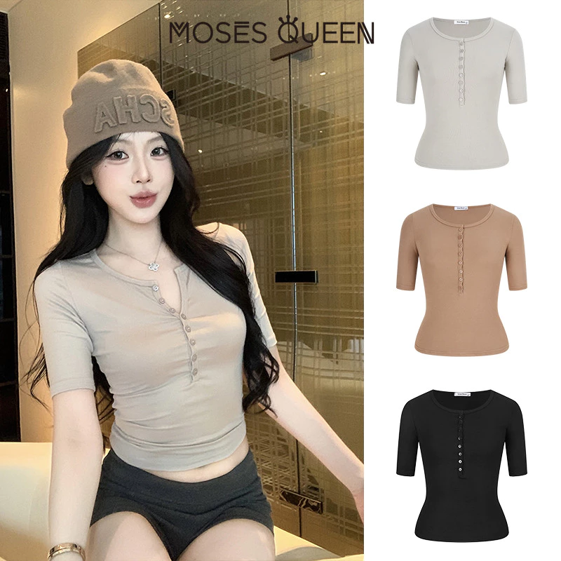 MOSESQUEEN เสื้อคอต่ำแขนครึ่ง แบบพับปักที่หน้าอก พร้อมปุ่ม นุ่มนวลสบาย น้ำหนักเบา ระบายอากาศได้ดี รูปลักษณ์สูงส่ง เหมาะกับทุกโอกาส ใส่เรียบง่ายในชีวิตประจำวัน #63577