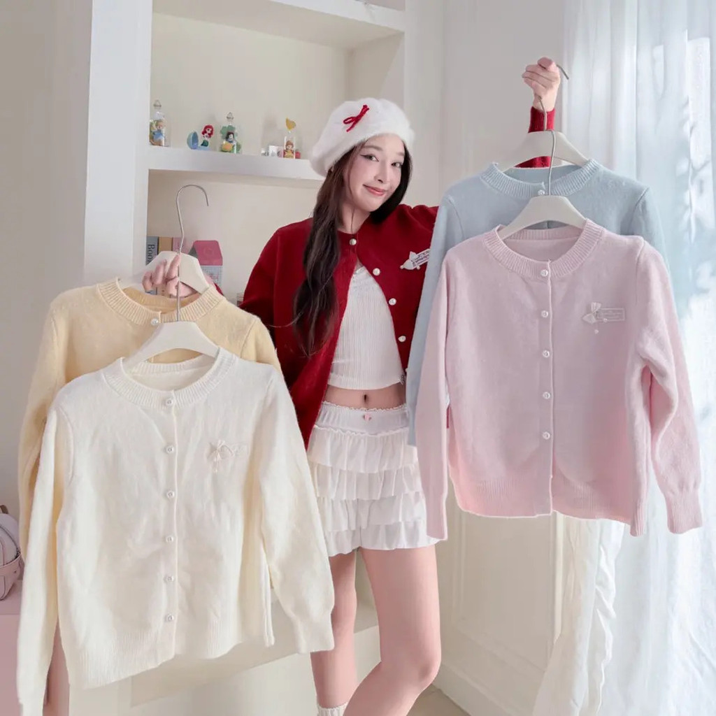 เสื้อคาร์ดิแกน Yukiko ออกแบบพร้อมลูกไม้และกระดุมมุกที่อก