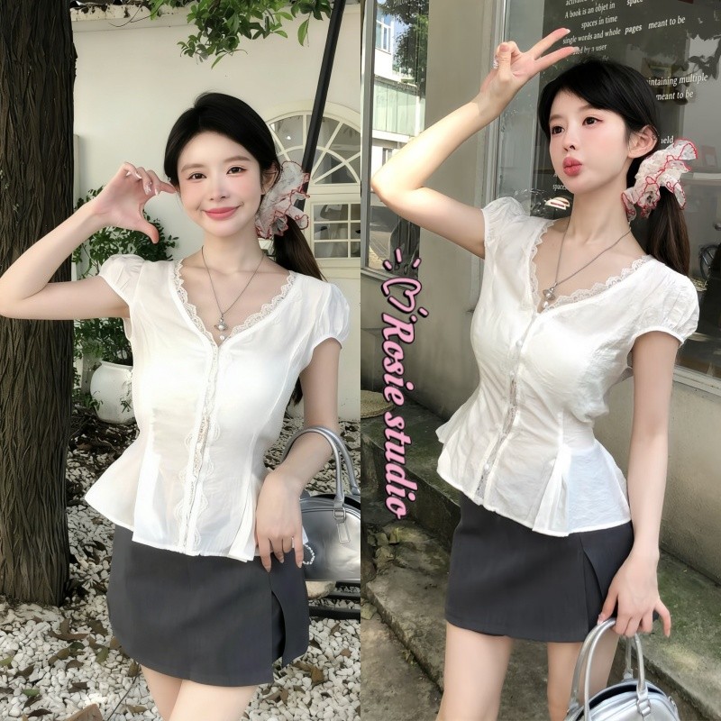 Rosie ❄️พร้อมส่ง🐰เสื้อเชิ้ตแขนสั้นลูกไม้ คอวี สไตล์ฝรั่งเศส ทรงคอบอกเอว ใส่แล้วผอมทันที หรูหรา แฟชั่นสุดเซ็กซี่