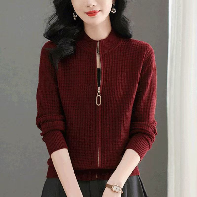 COD ถักซิปเสื้อกันหนาว 2025 เสื้อกันหนาวสไตล์ใหม่ผู้หญิงหลวมขี้เกียจยืนขึ้นปกซิปทุกการแข่งขันสไตล์ตะ