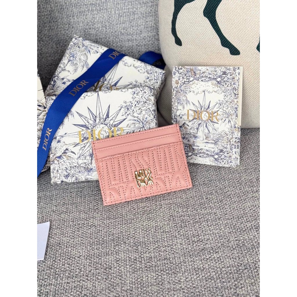 Quilted Miss Dior Freesia Card Holder หนังแกะ
หมายเลข: S3601UBTK _ M05N.Using Sheepskin Carefully Ma