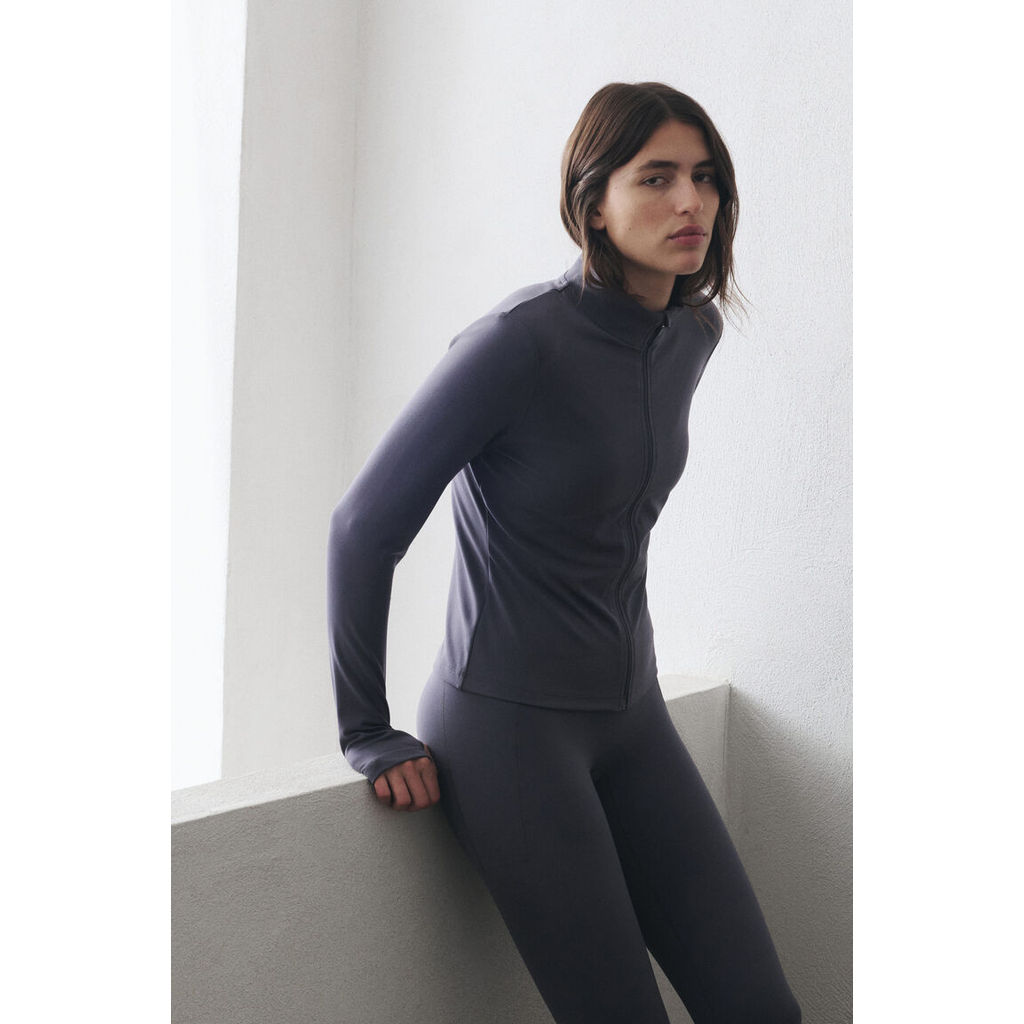 H&M(เอชแอนด์เอ็ม) เสื้อแจ็กเก็ตกีฬาแบบซิปผ่านที่มาพร้อมกับ SoftMove™ Women Zip-through sports jacket 1243210_22