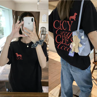 Luvoro (ผ้าฝ้าย 100%) 2026รุ่นใหม่ สุนัขพันธุ์ดัชชุนและลายตัวอักษร เสื้อยืด Cotton oversize T-shirt unisex ลาย เนื้อผ้านุ่มระบายอากาศดี แขนสั้น ใส่สบายสีดำและสีขาว เสื้อยืดทูโทน เสื้อยืดแขนสั้น C2821