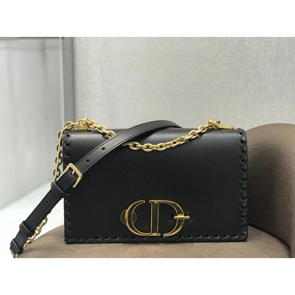 Montaigne ใหม่ล่าสุด ได้แรงบันดาลใจจากดีไซน์ปี 1947 โดย Dior สไตล์คลาสสิก