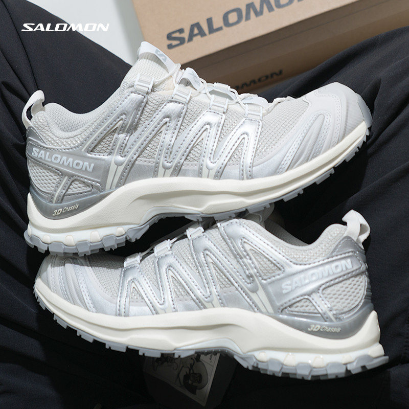 รองเท้า Salomon XA Pro 3D ด้านหนึ่งสีฟ้าเช้า อีกด้านหนึ่งสีขาวและเงิน รองเท้าวิ่งกลางแจ้งสำหรับผู้หญ