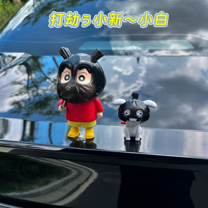 รถ Creative Robbery Crayon Shin chan เครื่องประดับรถยนต์สีขาวน้อยด้านหลังคอนโซลกลางเครื่องประดับ