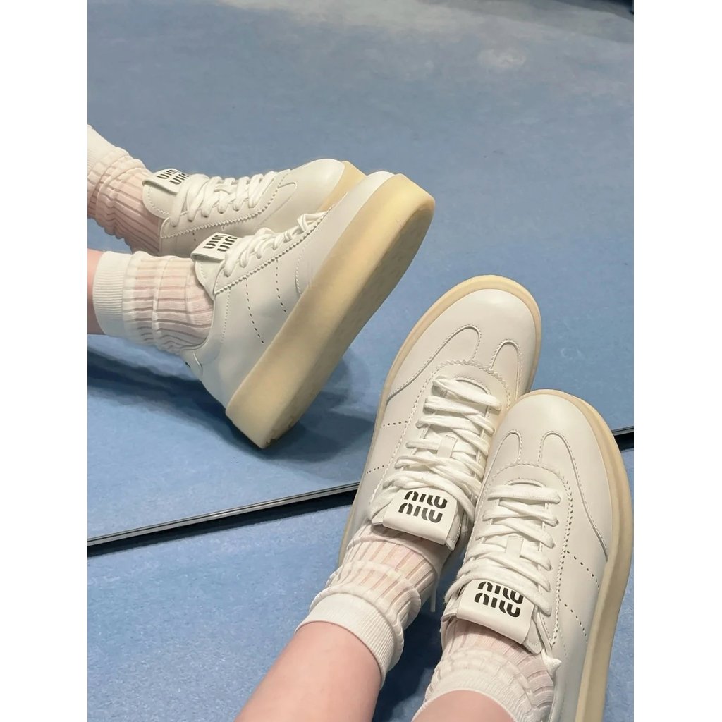 รองเท้า MiuMiu Retro สีขาว แบบ Soled หนานุ่ม