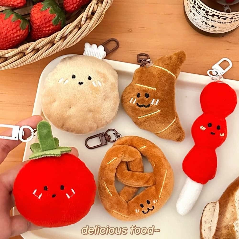 พร้อมส่ง⛽️✨ตุ๊กตาผ้ากำมะหยี่น่ารัก พวงกุญแจห้อยกระเป๋า หลากหลายแบบ มะเขือเทศ ครัวซองต์ พวงกุญแจ ซีรี่ส์อาหาร