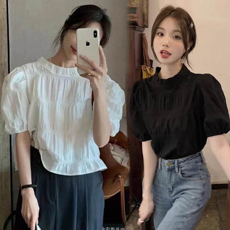 W695 เสื้อเชิ้ตแขนพองจีบสไตล์เกาหลีสุดเก๋จาก  โดดเด่นด้วยคอสูงและดีไซน์เอวเข้ารูป เหมาะสำหรับใส่ทั้งฤดูร้อนและฤดูหนาวน