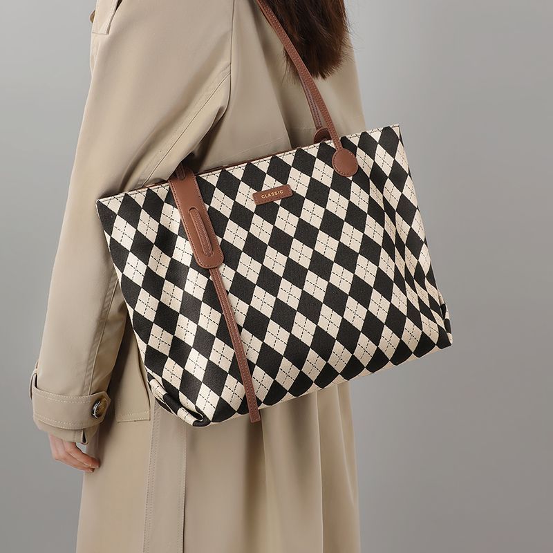 11Viney Bag กระเป๋าหญิง 2025 สไตล์ใหม่ยอดนิยมแฟชั่นกระเป๋าสะพายไหล่ระดับไฮเอนด์หรูหรา Niche Design T