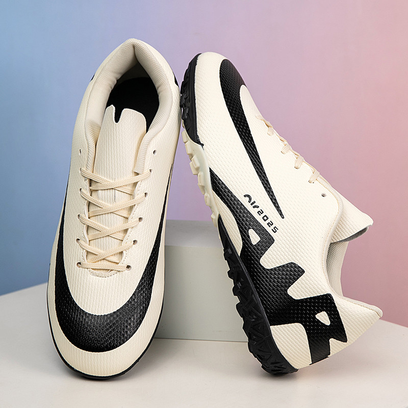 รองเท้าฟุตบอลในร่มรุ่นล่าสุด รองเท้าฟุตบอลสำหรับเยาวชน เหมาะสำหรับกีฬากลางแจ้งและฟุตบอลห้าคน มี 6 สี ขนาด 32-46 - รูปที่ 4