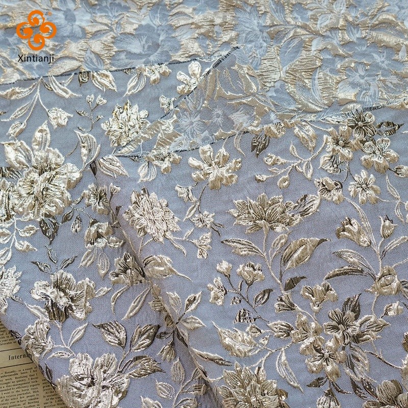 แฟชั่นสีฟ้า-สีเทาทองผ้าไหมนูน Jacquard ชุดผ้า Retro แจ็คเก็ตเส้นด้ายย้อมตกแต่งผ้า 100x155 ซม.