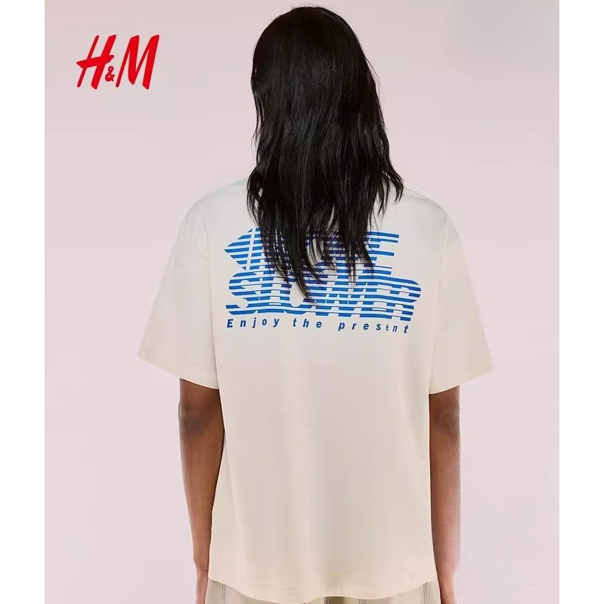 เสื้อยืดคอกลมลายตัวอักษร จาก H&M สำหรับทั้งผู้ชายและผู้หญิง ทำจากผ้าฝ้ายแท้เนียนนุ่ม