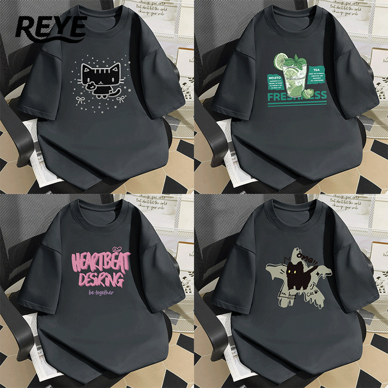 REYE OUTLET เสื้อยืดแขนสั้น คอกลม สีเทาเข้ม ผ้าฝ้ายแท้ 100% พิมพ์ลายเก๋ ทรงหลวม ใส่สบาย ไม่ยืดไม่ย้ว