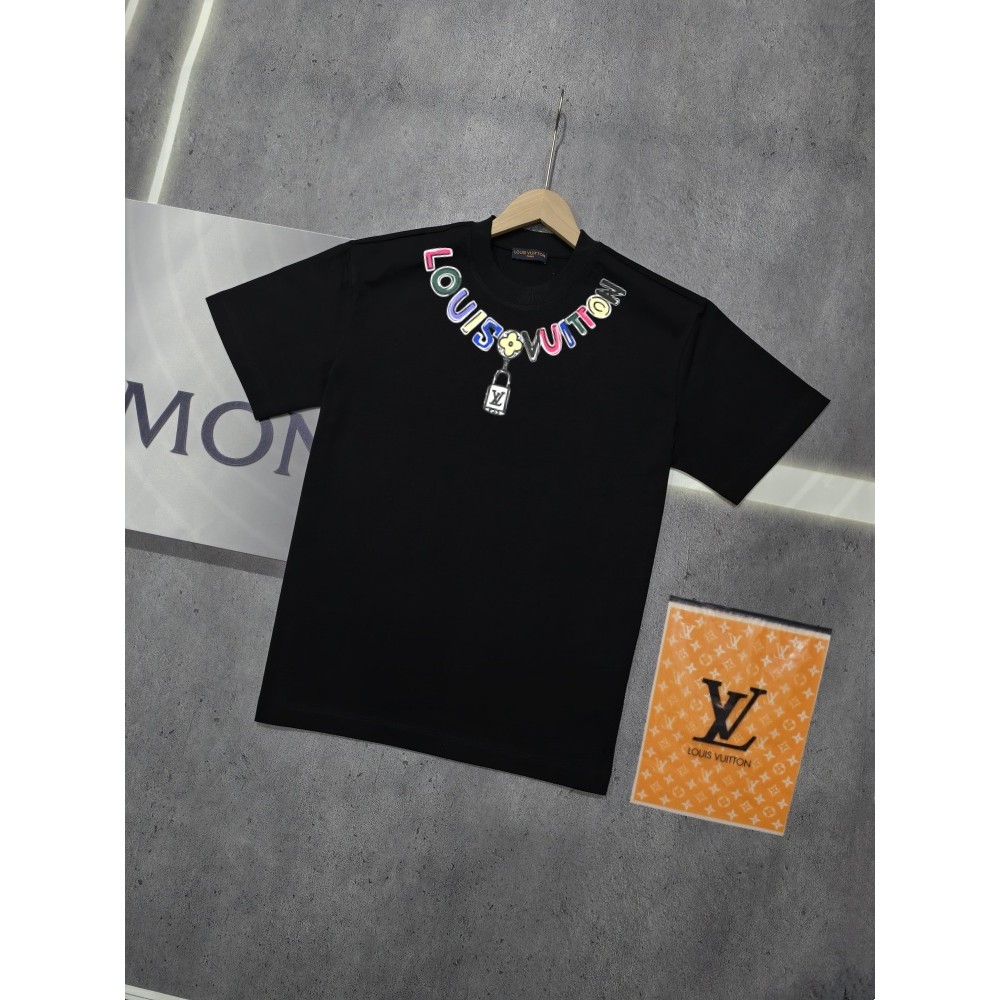 2026LVต้นฤดูใบไม้ผลิสไตล์ใหม่แขนสั้นเสื้อยืดผู้ชายผู้หญิงคู่สไตล์รอบคอSlim-Fitแฟชั่นฤดูใบไม้ผลิหนา I