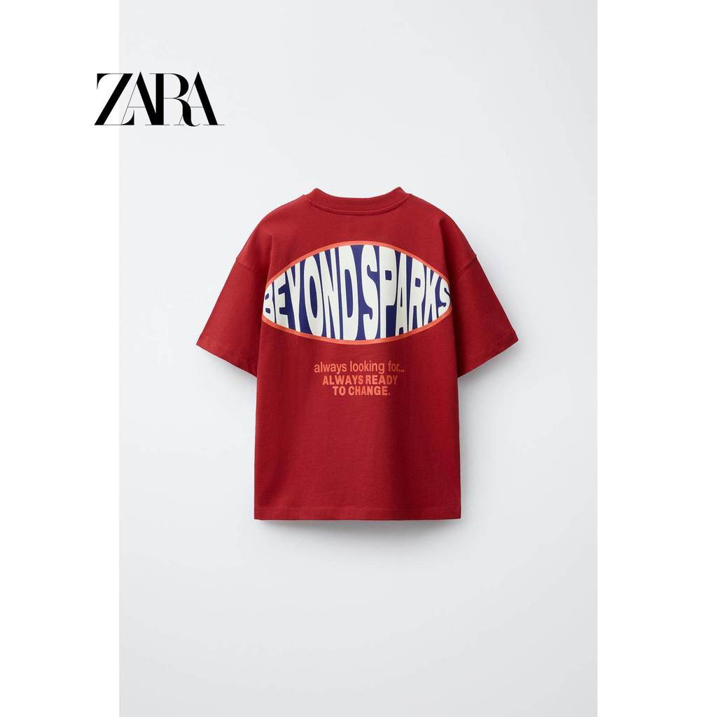 เสื้อเชิ้ตแขนสั้นคอกลมสำหรับเด็กชาย มีโลโก้สีแดง