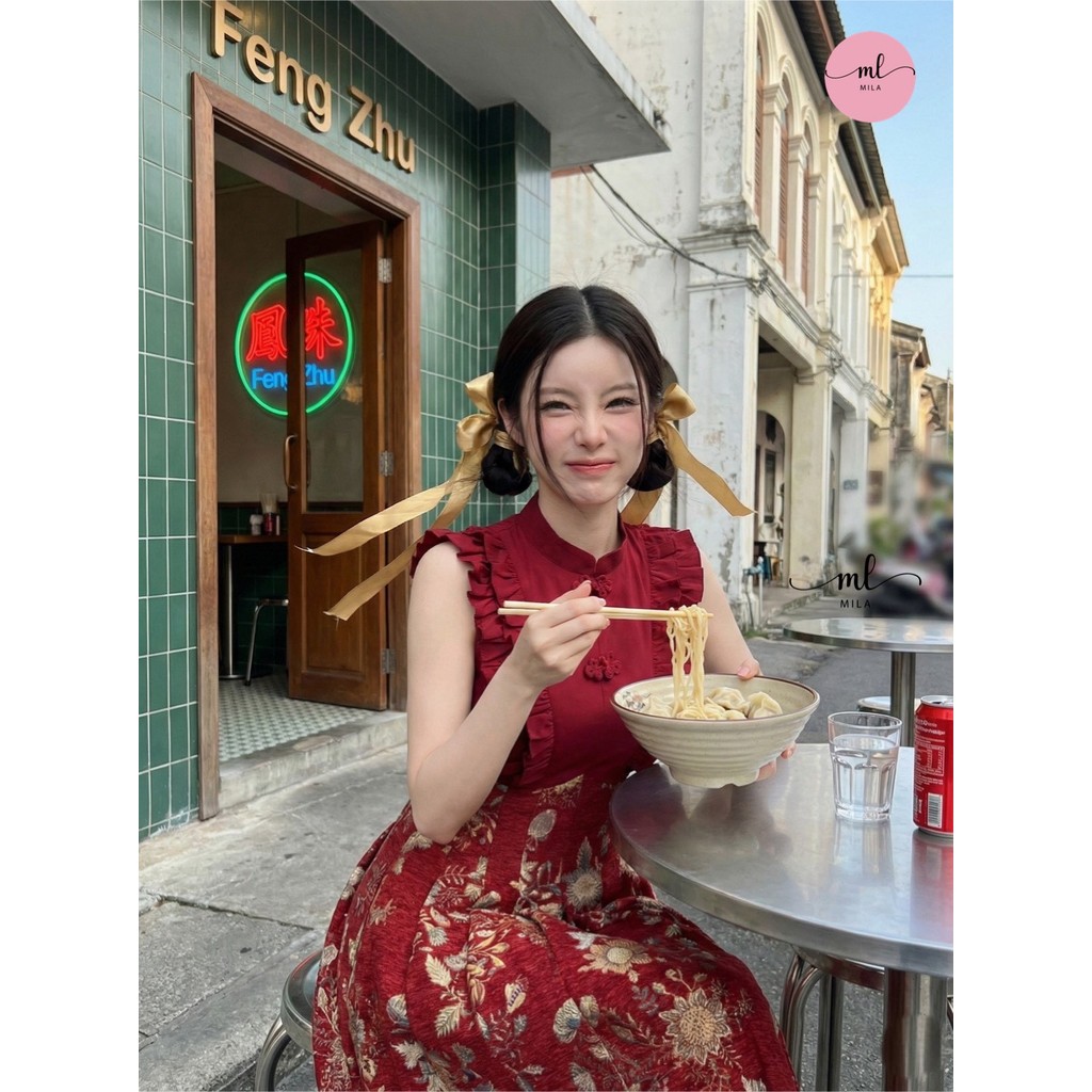 (พร้อมส่ง) Mila28 เดรสแขนกุดสีแดงเข้ม ดีไซน์คอจีน  ตัดต่อกับกระโปรงผ้าทอลายดอกไม้โทนทอง กระโปรงทรงจีบบาน - รูปที่ 4