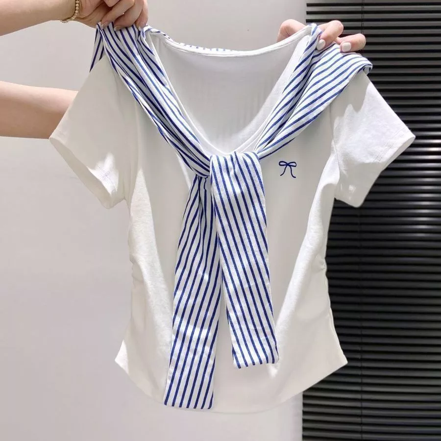เสื้อผู้หญิงแขนสั้นลายดอกไม้ คอวีทรงเข้ารูป