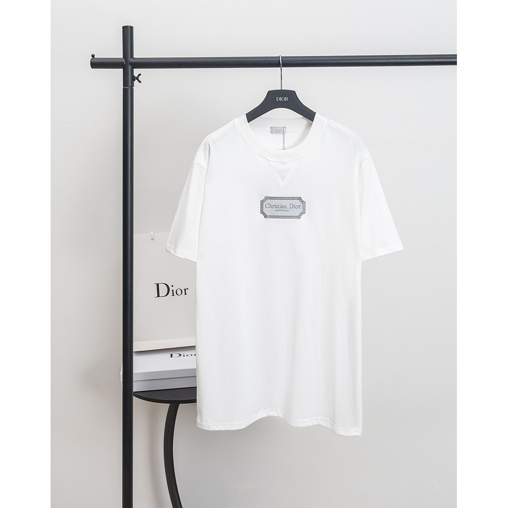 เสื้อยืดผ้าฝ้ายแท้ DIOR สไตล์คลาสสิก รอบคอดышได้ง่าย มีโลโก้ DIOR พิมพ์