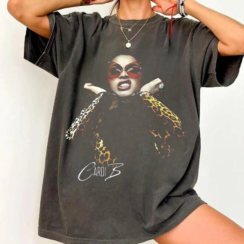เสื้อยืด Cardi B Little Miss Drama Tour 2026 ของขวัญสำหรับแฟนคลับ Cardi B เสื้อยืดสไตล์แร็พ 2026 Tou