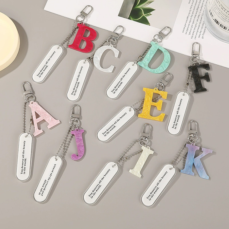 เรียบง่าย 26 สีตัวอักษรภาษาอังกฤษพวงกุญแจจี้หูฟังฝาครอบป้องกันแขวนตกแต่ง