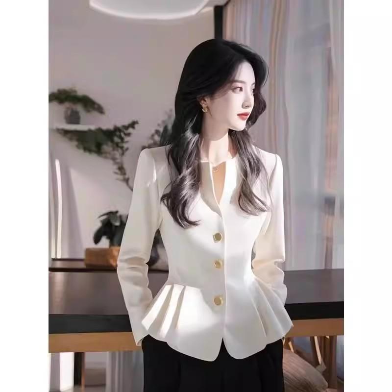 เสื้อเชิ้ตสไตล์ฝร่งเศส ดีไซน์ไหล่ตรงคอมุมขวา ใส่แล้วดูเป็นหญิงอิทธิพลในอาชีพมากๆ ดีเทลจีบตรงชายเรียบหรู-รุ่น99315
