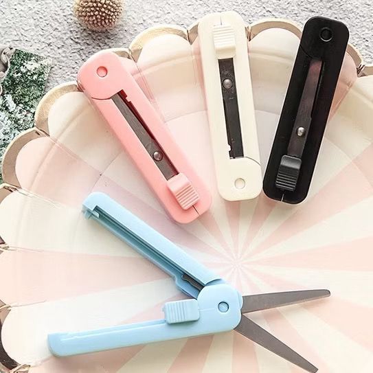 KIDDAILY PORTABLE FOLDING SCISSORS 6072 / Deli กรรไกรพับแบบพกพาดึง 6072 กรรไกรขนาดเล็กแบบพกพากรรไกรพ