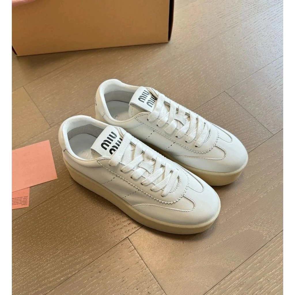 Miumiu รองเท้าผ้าใบสไตล์ใหม่ มาพร้อมพื้นยางหนา ทำจากหนังแท้และขนแกะภายใน สบายและสามารถเพิ่มความสูงได