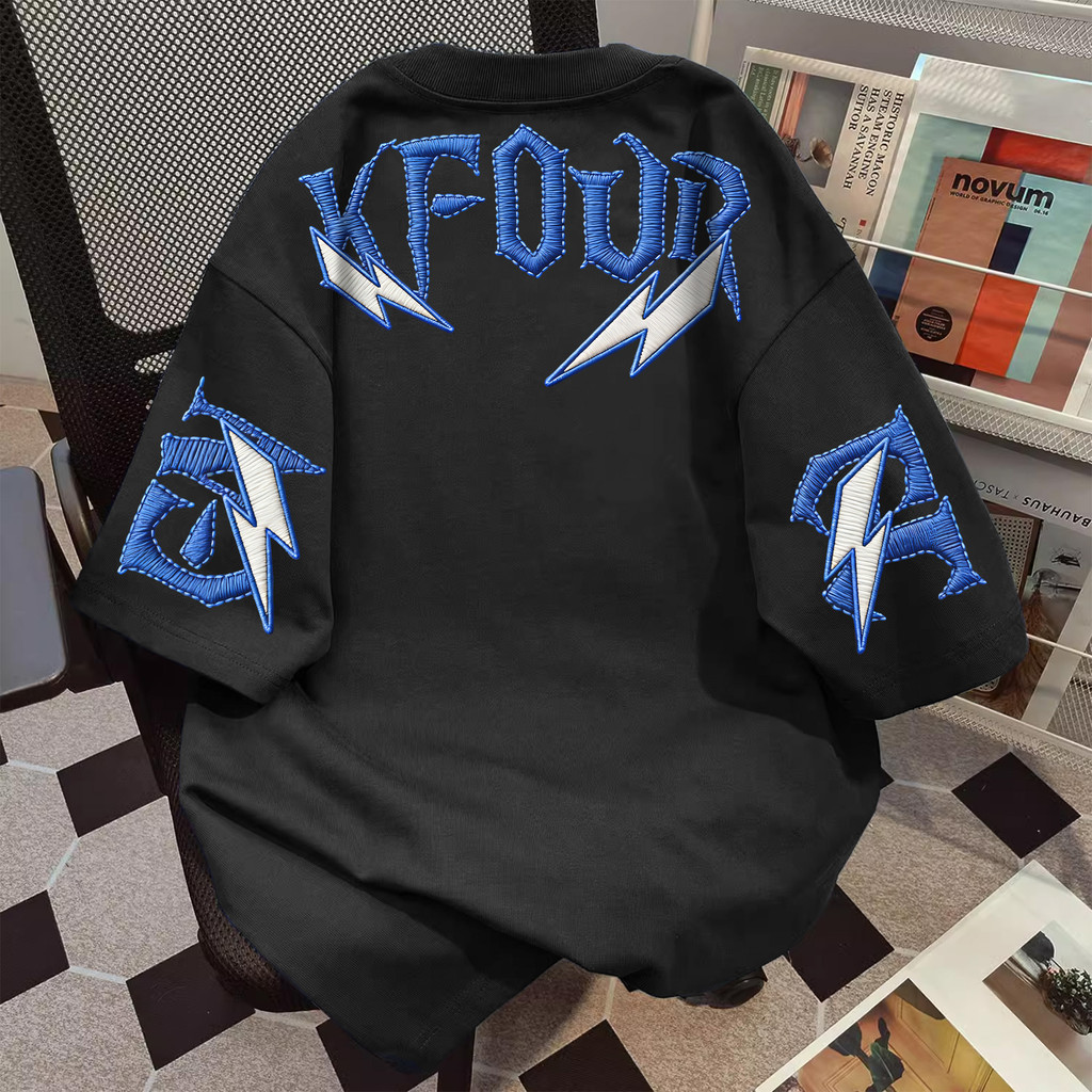 TEE·SHOP🍀เสื้อยืด oversize เสื้อแฟชั่นใ เกาหลีสไตล์ ไม่หดตัว ผ้านิ่มใส่สบาย "KFOUR" พิมพ์ลาย