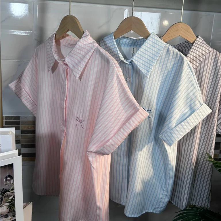 เสื้อเชิ้ตงานปัก แขนสั้นลายทาง แปฟชั่นใหม่2025ฤดูร้อน ผ้าดีสีสวยใส่สบาย เกาหลี-พร้อมส่งจากไทย-รุ่นW559