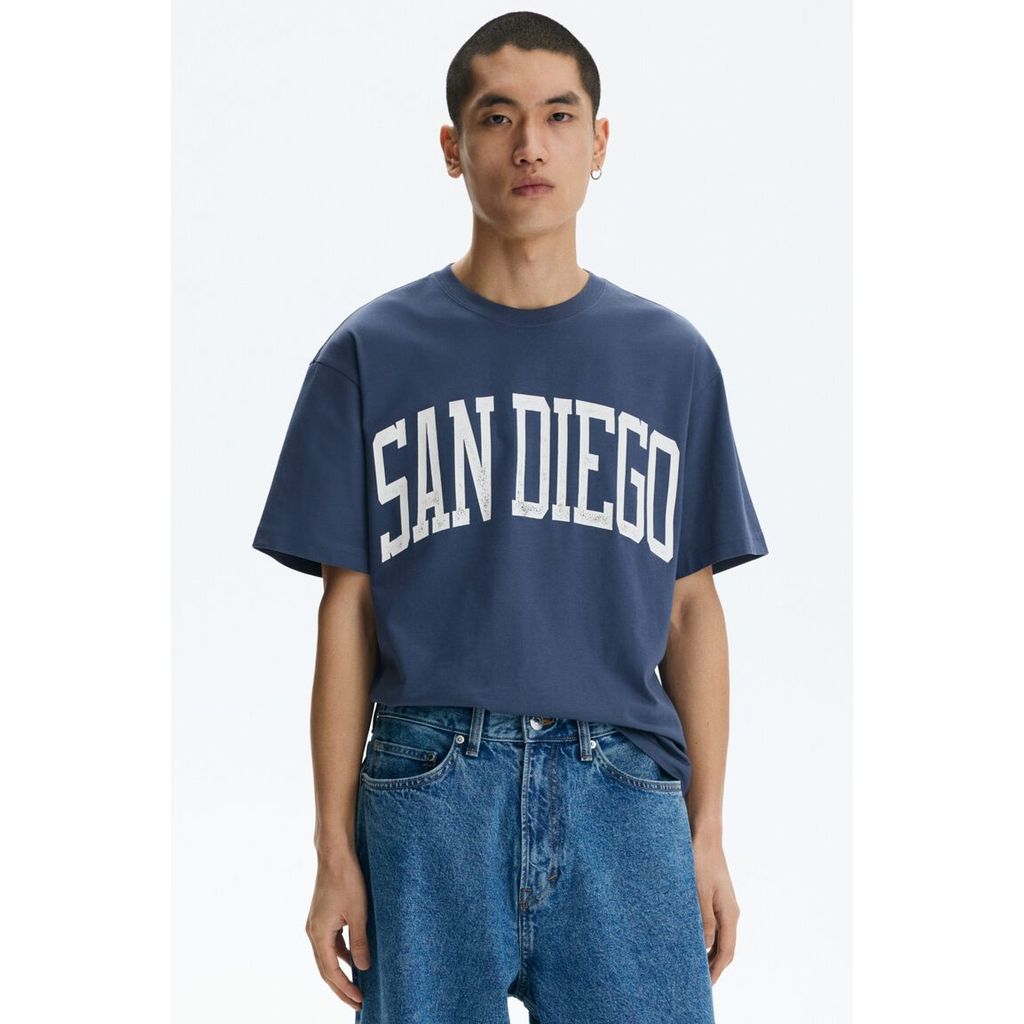 H&M(เอชแอนด์เอ็ม) เสื้อยืดพิมพ์ลายแบบหลวม Men Loose Fit Printed T-shirt 0967955_24