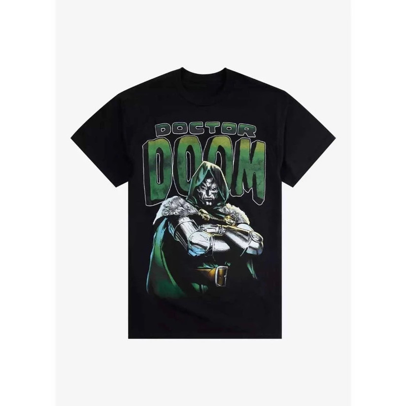 เสื้อยืดลำลองแขนสั้นไซส์ใหญ่สำหรับผู้ชายและผู้หญิง ลายการ์ตูน Marvel 2026 Fantastic Four Dr. Doom คุ