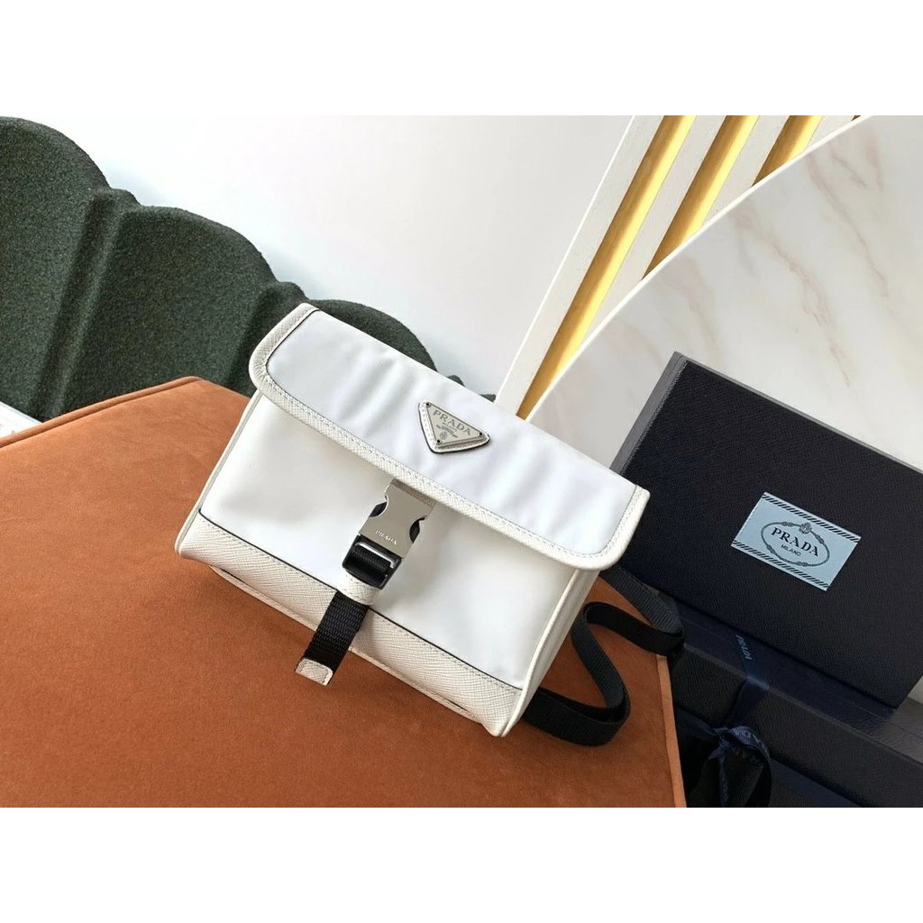 PRADA 2ZH108 กระเป๋าโทรศัพท์มือถือ ผ้าไนลอน ขนาด 19x13x3 ซม. สายคล้องไหล่ถอดได้ พร้อมโลโก้สามเหลี่ยม