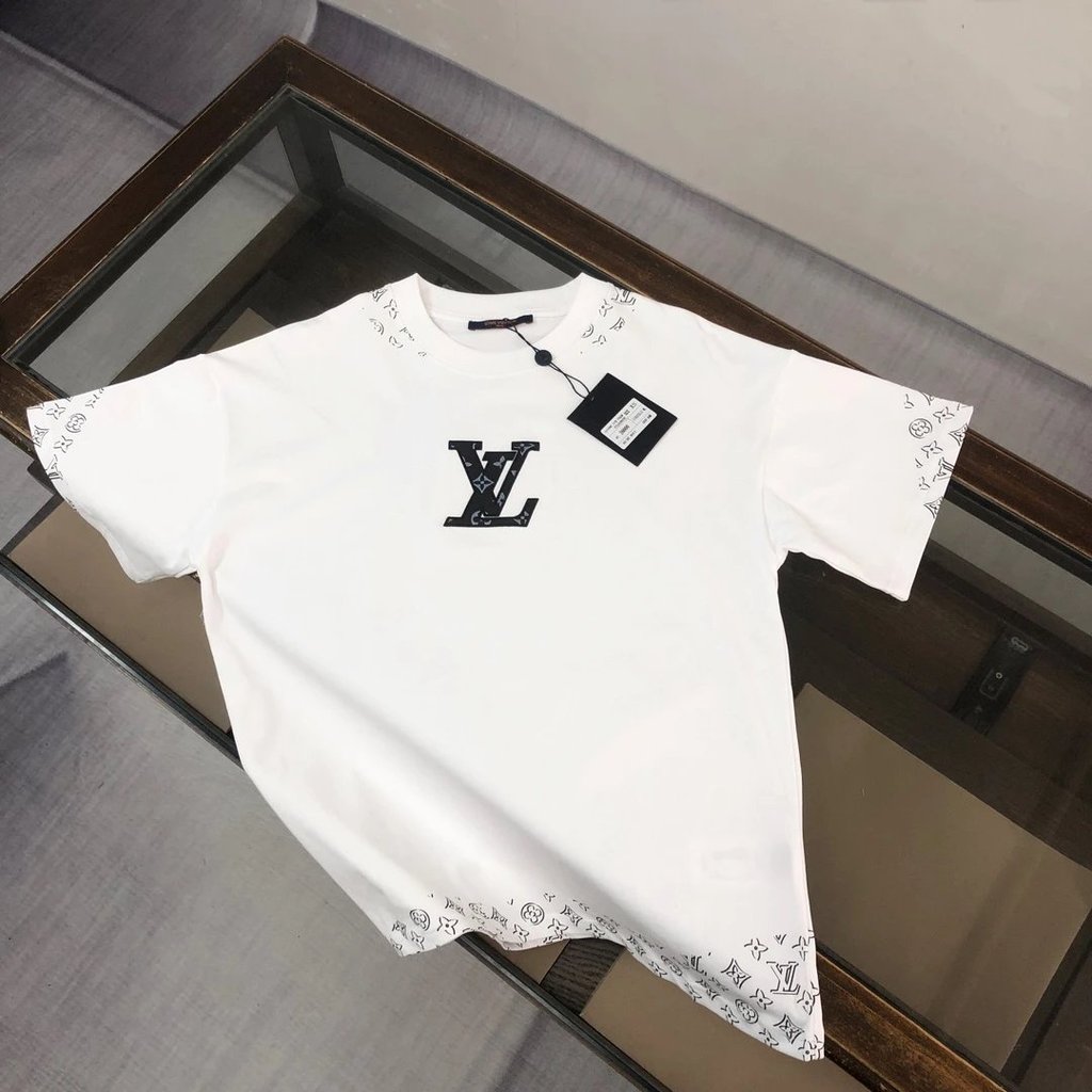 รุ่นยอดนิยม V โลโก้ตัวอักษรคลาสสิกปักโลโก้ Presbyopic เย็บออกแบบนุ่มสบาย Breathable รอบคอ Casual All