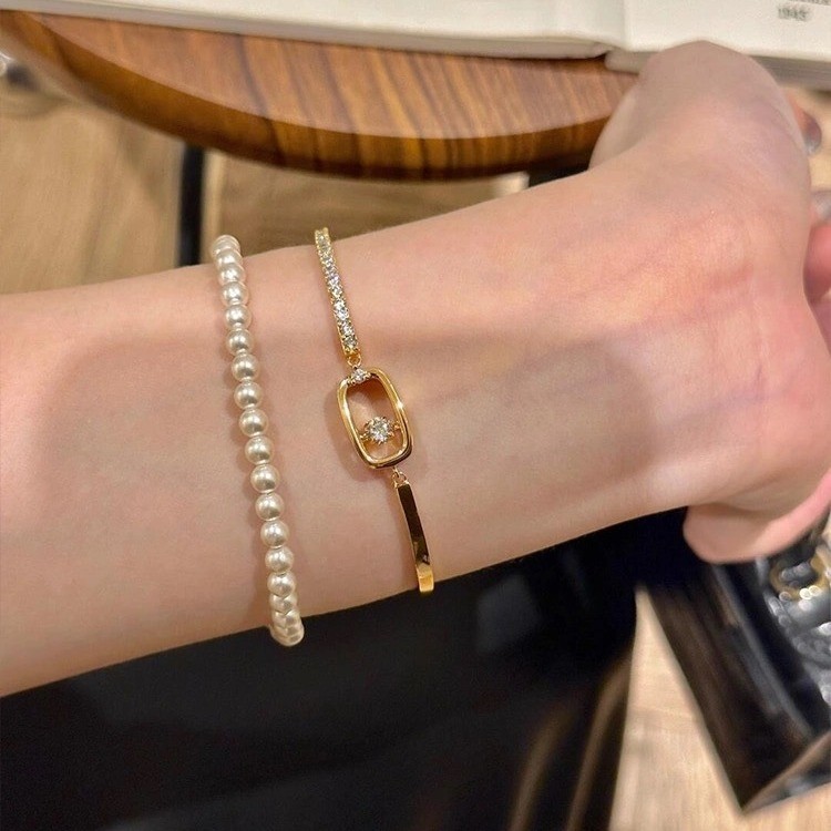 [miaom] Retro Golden Hollow Geometric Beating Heart 2026 สไตล์ใหม่ประณีตแฟชั่นออกแบบ Niche Simple สร้อยข้อมือผู้หญิง