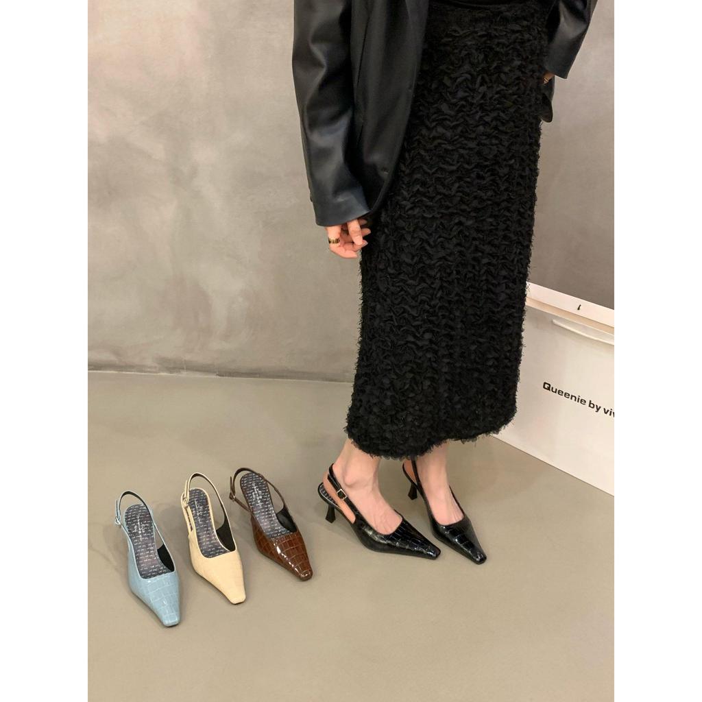 [DIAIRIZ] Niche Patent Leather รองเท้าส้นสูงสีดํากลับรองเท้าเดียวที่ว่างเปล่ารองเท้าผู้หญิง 2026 ฤดูใบไม้ผลิฤดูร้อน Classy Small Square Toe Sandals