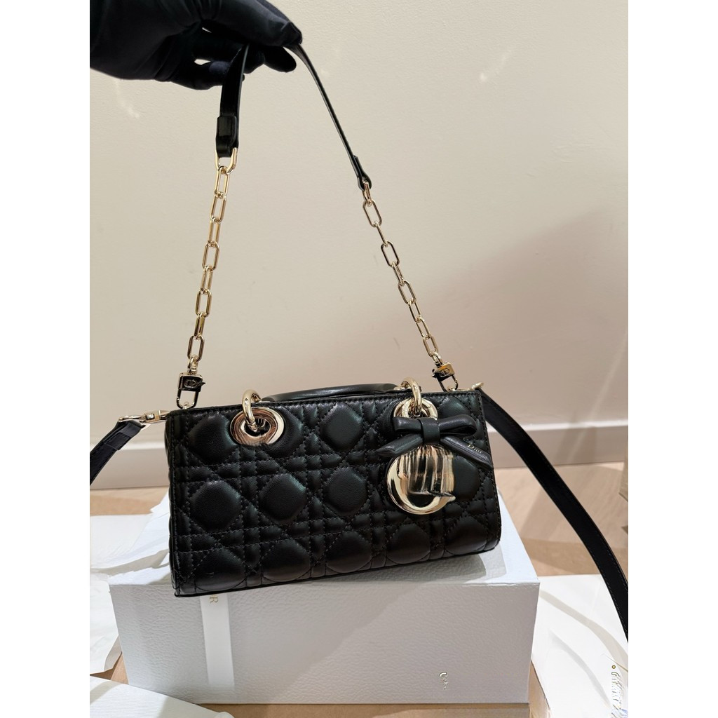 Lady Djoy รุ่นแนวนอน กระเป๋าถือและสะพายข้างสำหรับสุภาพสตรี (พร้อมกล่อง) – โปรปัง