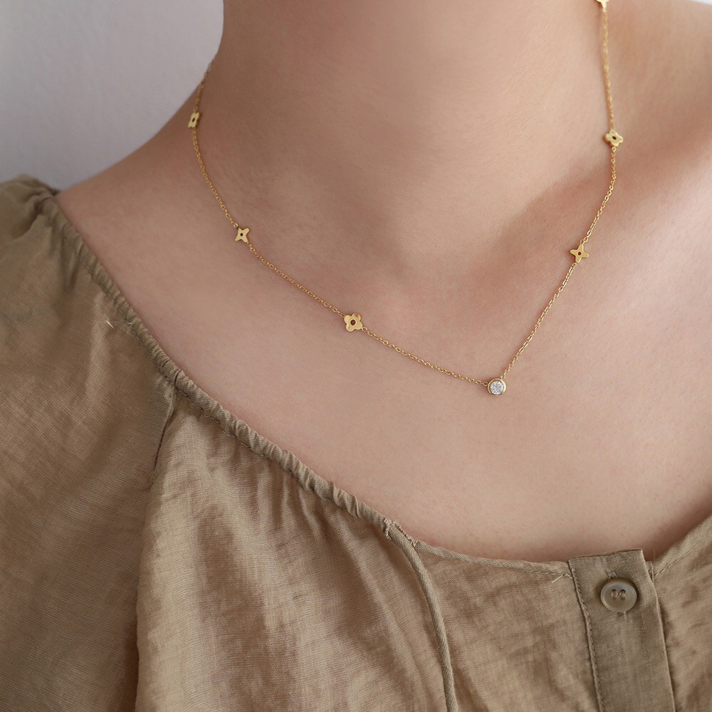 Elegant Minimalist Clover จี้สร้อยคอ Rhinestones เครื่องประดับสแตนเลสของขวัญสําหรับผู้หญิง Dainty ทุกวันสวมใส่ X041