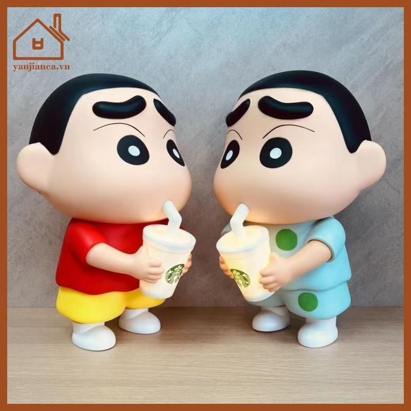YANCA 1 ชิ้นไวนิลนมชาถ้วยเรืองแสงเดสก์ท็อปเครื่องประดับ 25 ซม.ใหม่ Crayon Shin-Chan มือตุ๊กตา Noob อ