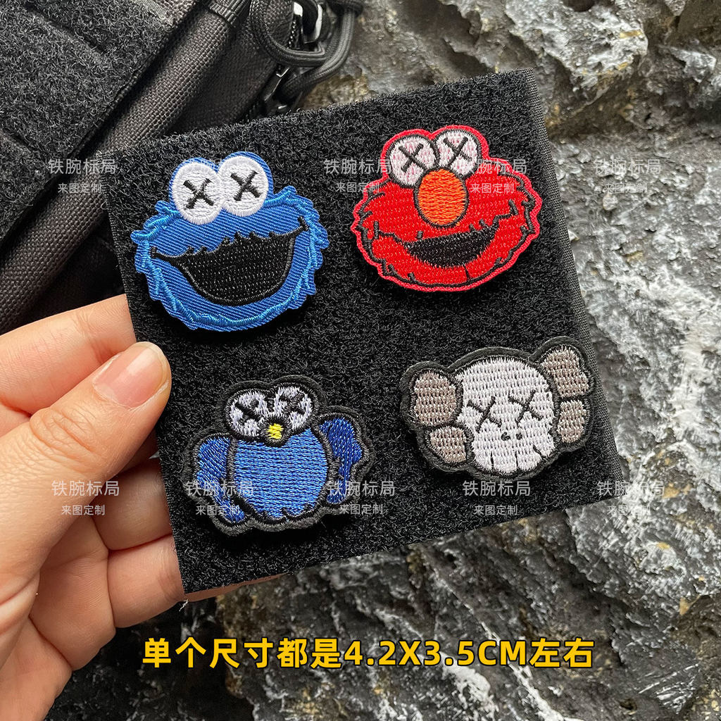 ที่กําหนดเองชุดสี่การ์ตูน Sesame Street ปัก Mini Red Elmo Oscars KAWS 3D Velcro Patch /Badges/armban
