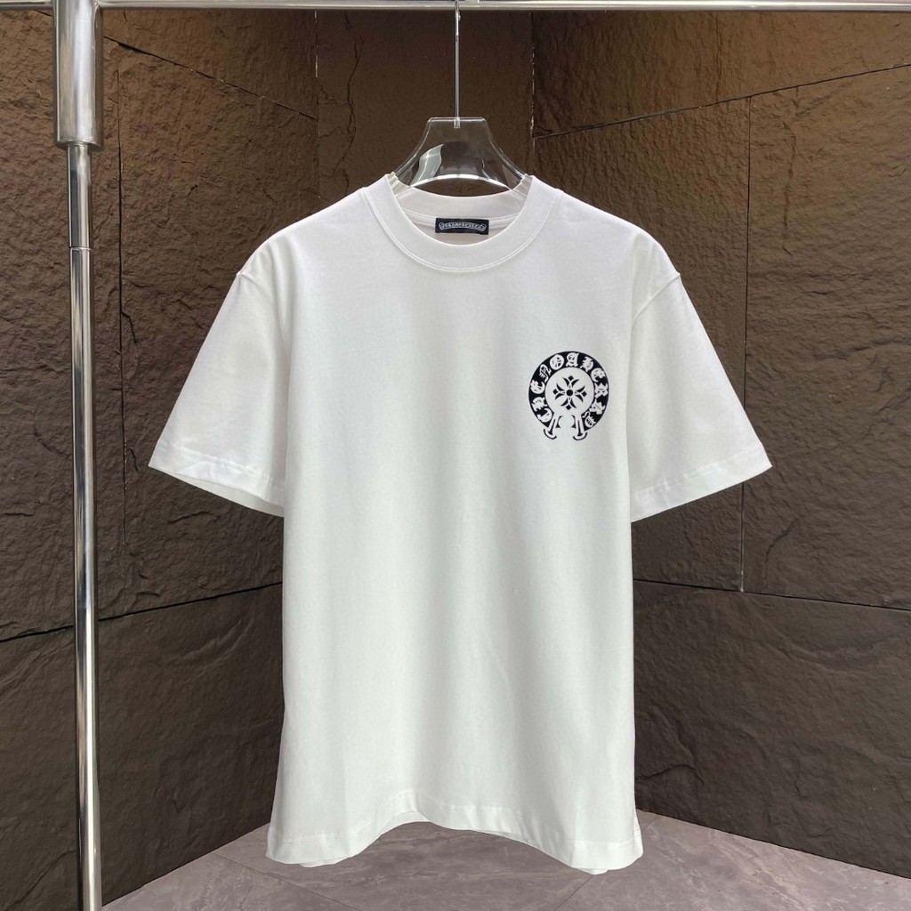 เสื้อยืดแขนสั้น Chrome Hearts 2026 แบบเรียบง่ายสำหรับผู้ชายและผู้หญิง พร้อมลายพิมพ์ตัวอักษรด้านใน WJ