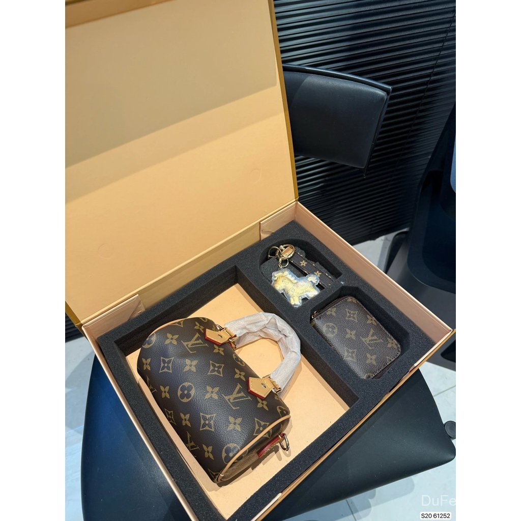 ชุดกล่องพร้อมกระเป๋าและเข็มขัด 3 รายการ ขนาด 16x10 ซม. เลขที่ 61252