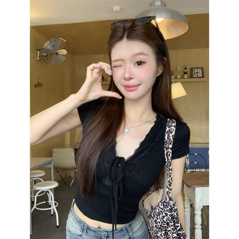 เสื้อยืดคอวี แขนสั้น แต่งขอบลูกไม้โชว์หน้าอก สำหรับผู้หญิง เสื้อคอกว้างเข้ารูป แขนสั้น คอกว้าง เหมาะสำหรับฤดูร้อน
