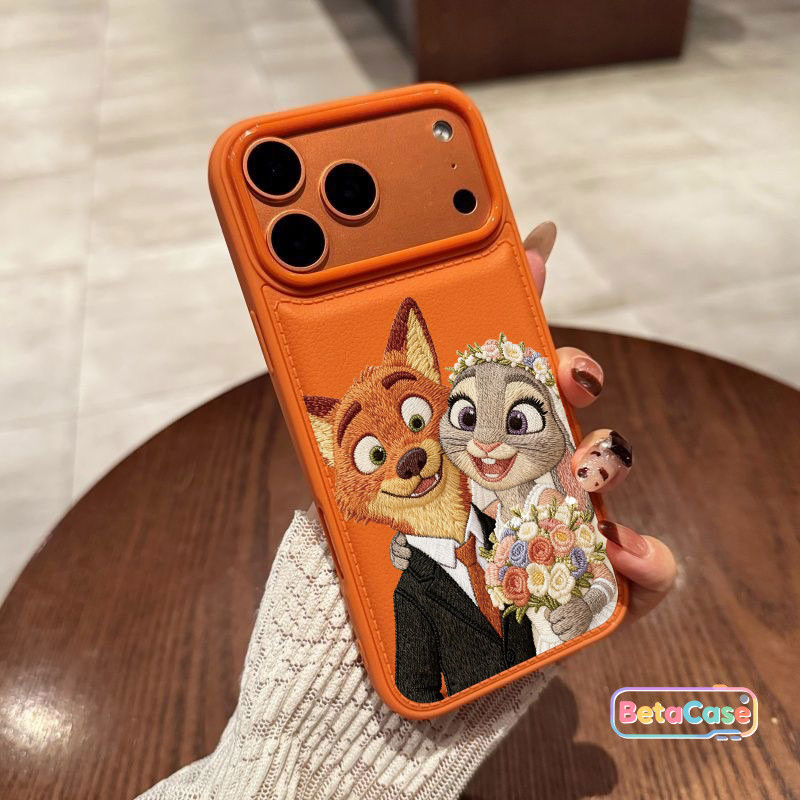 เคสป้องกัน for iPhone 17 16 15 14 13 12 11 Pro Max 16 Plus [Happy Judy Nick/Drum Bag Leather Texture/การ์ตูน/คู่]